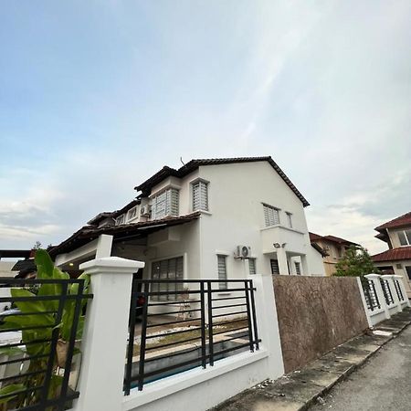 Icon Bm Vacation Home With Water Fountain And Barbeque Area By Zamanja Bukit Mertajam Exterior photo