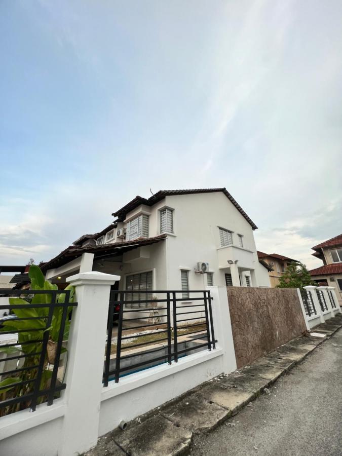 Icon Bm Vacation Home With Water Fountain And Barbeque Area By Zamanja Bukit Mertajam Exterior photo